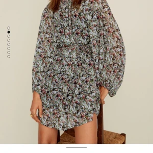 Mango Sommarklänning - Supersöt Mango klänning med plisserade detaljer. Använd ett fåtal gånger. 