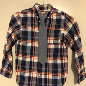 Barn skjorta med slips storlek 122 Använda bara en gång!! 99%  - Barn storlek 122