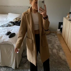 Beige kappa  - Beige kappa med två knappar. Köpare står för frakt✨