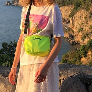 Zara t shirt - Snygg graphic tee från Zara i bra skick! Frakt tillkommer på 39kr 🤍 stl S