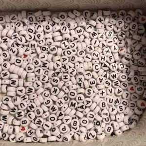 Bokstavs PÄRL armband  - Ni kan beställa vad ni vill det ska stå och vilka brickorna ni vill ha även vilken färger på pärlor:) kan va namn på kompisar partner hundar kanske artister eller liknade😊 där är ett exempel med bästa vän armband:)