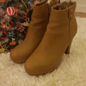 DS stövlar - Klack stövlar från Din Sko. Har använt 2 - 3 gånger men kan tyvärr inte använda längre pga kan inte gå i klack. Jätte finna och sköna. 