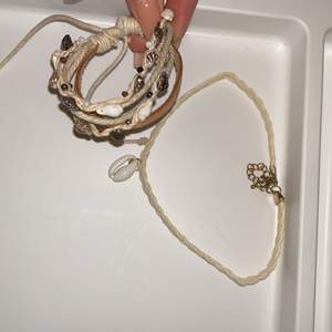 Smyckes sätt ett armband och ett halsband som matchar varsnades jätte fint, båda är handgjorda har snäckor flätade och är i färgen vit, bege, brun. 