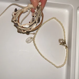 Halsband och armband set - Smyckes sätt ett armband och ett halsband som matchar varsnades jätte fint, båda är handgjorda har snäckor flätade och är i färgen vit, bege, brun. 