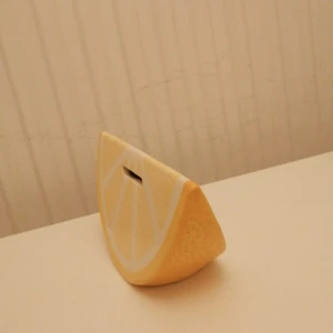 Spargris  - En rolig spargris som är som en citron där man sedan kan ta ut pengarna undrer ifrån ett roligare sätt att spara pengarna på.