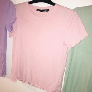 Pastell T-shirt  - Rosa ribbad pastell tshirt från L157 i storlek L, 62kr inkl frakten. 