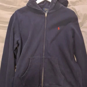 Ralph Lauren hoodie - Ralph Lauren hoodien är i storlek 18/20 vilket motsvarar ungefär M. Den är köpt på kidsbrandstore för 895kr. Den är i bra skick trots att den är använd, 7/10. Ny pris är 895kr, mitt pris är 400kr inklusive frakt.