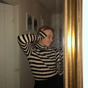 Randig polotröja  - Bekväm polotröja, sparsamt använd! Fri frakt som vanligt ❣️passar S/L beroende på fit