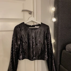 NA-KD paljettopp strl 36 - Topp från NAKD i paljettmaterial med foder, använd endast en gång, i mycket fint skick. Försluts med dragkedja i ryggen. Köpt för 599kr 💖
