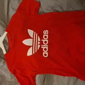 Adidas t-shirten är i storlek 14/15 år och är köpt på Adidas hemsida. Tröjan är i använt skick, ca 7/10. Nytt pris 300kr, mitt pris 150kr inklusive frakt.