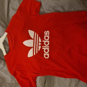 Adidas t-shirt - Adidas t-shirten är i storlek 14/15 år och är köpt på Adidas hemsida. Tröjan är i använt skick, ca 7/10. Nytt pris 300kr, mitt pris 150kr inklusive frakt.
