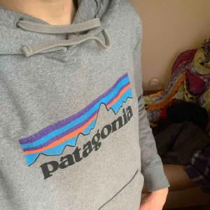  - Superfin grå hoodie från patagonia i storlek S!! Det är en herrmodell, men tror att den säkert sitter lika bra på tjejer som killar.