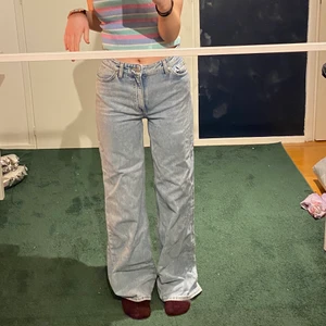 Monki jeans - Pösiga högmidjade jeans från monki, modell yoko. Lite uppslitet vid slutet av högra benet. Även en liten fläck på högra benet men den syns knappt, kolla första bilden. Jag är 162 cm lång, midjemått 66cm, byxorna är lite stora för mig. Köparen står för frakten💞💞