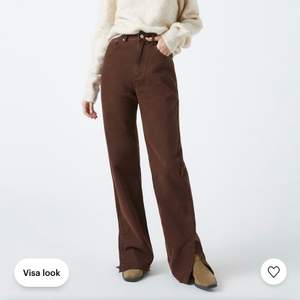 Intressekoll på dessa bruna, raka pull&bear jeans med slits. Nypris 400kr. Buda ♡ 