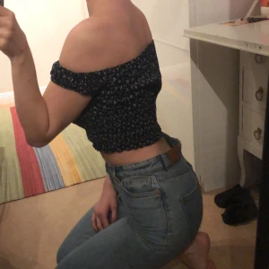 Mörkblå off shoulder-blus - Mörkblå off shoulder-blus med små vita blommor. Köpt på Brandy Melville så storleken är lite svår att säga med jag är en small/medium med lite större byst och då sitter den som på bilden☝️brett resor under bysten, tunnare runt axlar och ärm, tunt och mjukt tyg! Typ aldrig använd så nästintill nyskick✨💕