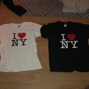 I❤️ny  - Den vita är storlek M och den blåa är storlek L. Blir 80 för båda 