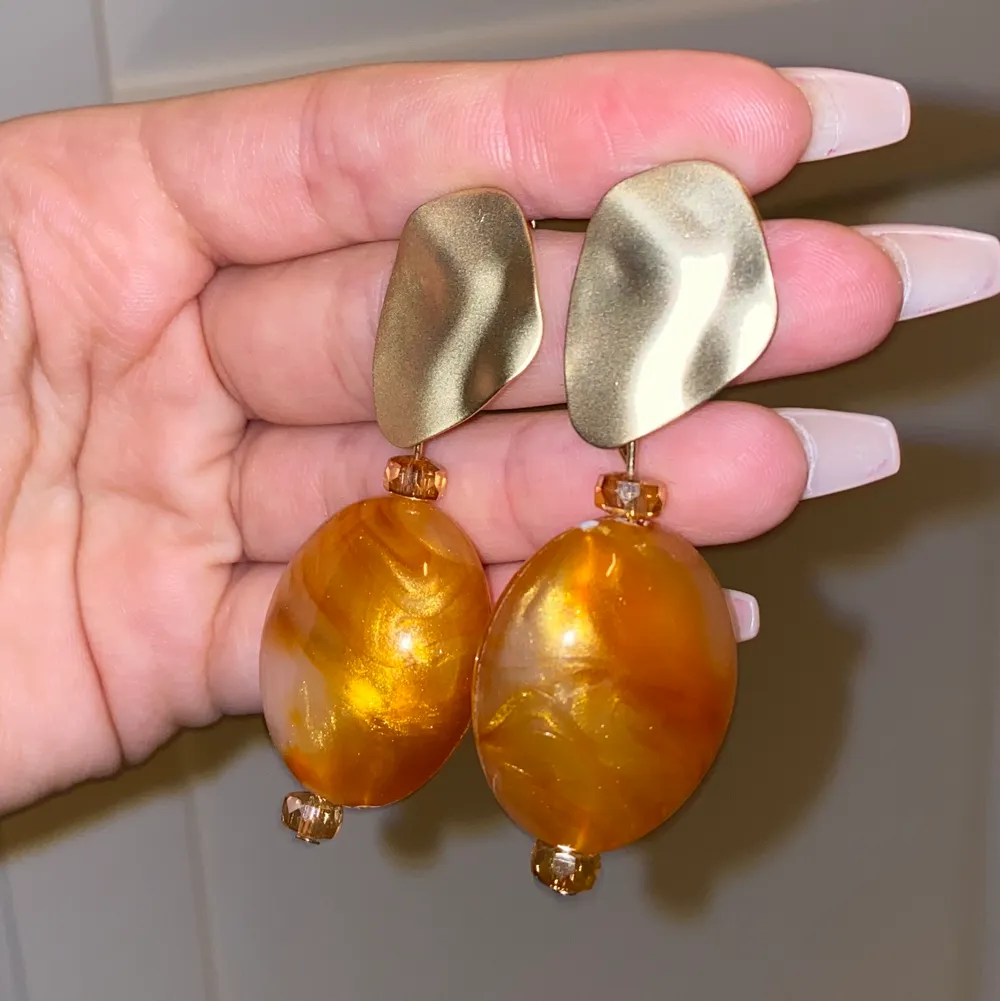 Guld / orange örhängen jätte fina använt de 1 gång . Accessoarer.
