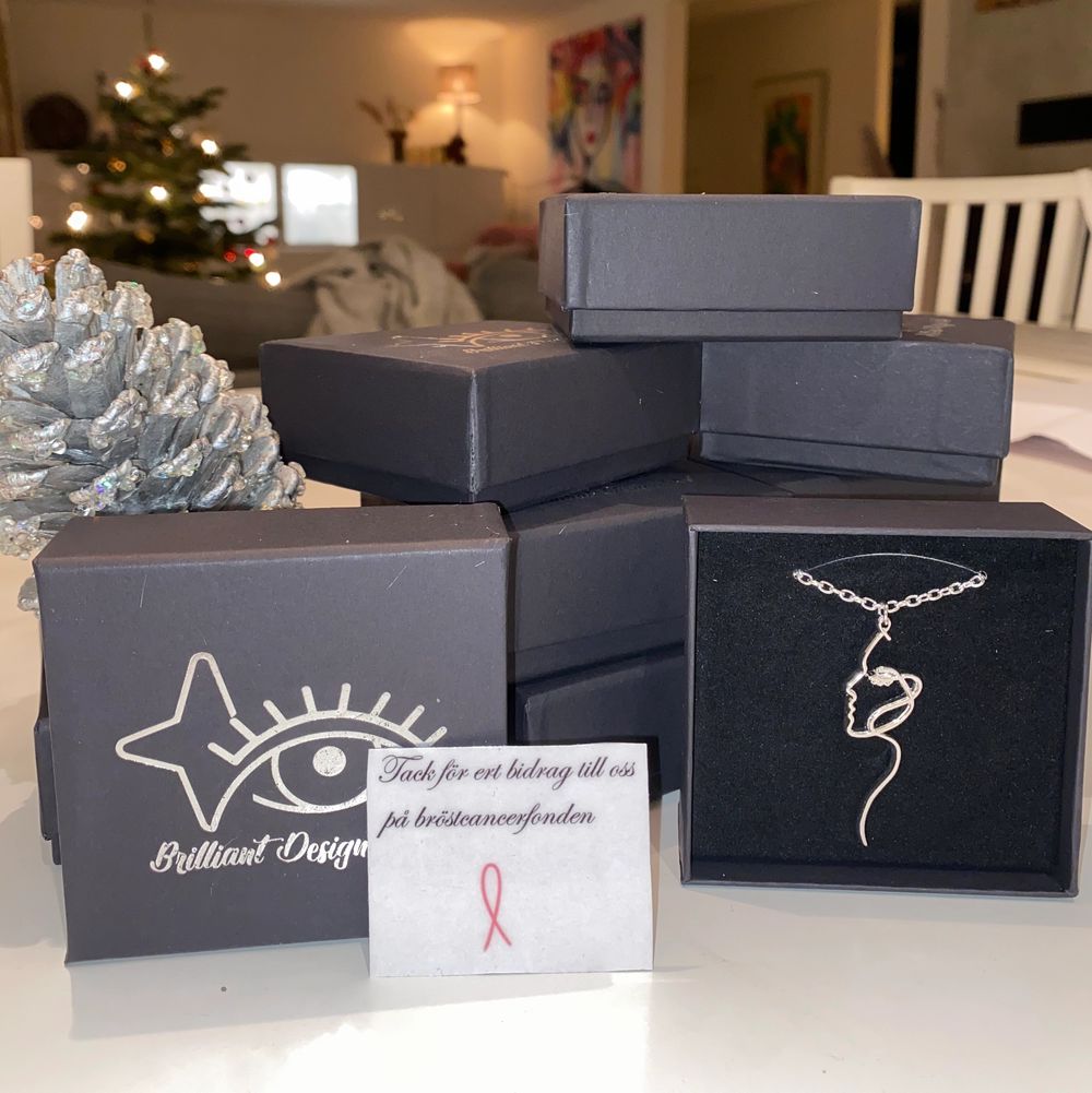 Detta är frågat UF företag. Vi säljer väldigt fina halsband som vi designat själva. Vi tänker att vi ska sälja här på plick. Perfekt gåva,present, julklapp, allt du kan tänka dig. 💗vi stödjer även bröstcancerforskningen som vi skänker en del till.. Accessoarer.