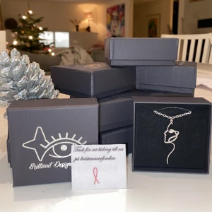 Halsband  - Detta är frågat UF företag. Vi säljer väldigt fina halsband som vi designat själva. Vi tänker att vi ska sälja här på plick. Perfekt gåva,present, julklapp, allt du kan tänka dig. 💗vi stödjer även bröstcancerforskningen som vi skänker en del till.
