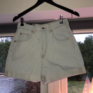 Mom shorts från HM - Mom shorts från HM i storlek 36 dvs S. Aldrig använda!