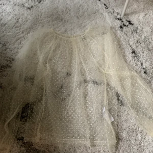 Tröja från Nelly strl 36 - Här har vi en riktig fest topp!! Storlek 36💛 Inte använt någon gång vilket gör att den är helt oanvänd! Genomskinlig topp! Menningen är att ha en snygg topp/behå under! Orginalpris 299:- säljer för 150:-🧡