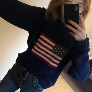USA stickad tröja från polo  - Säljer då den inte är min stil längre, storlek M men faller fint bakåt på kroppen 