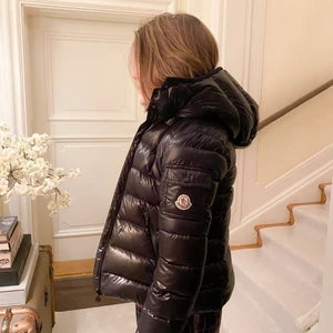 Moncler jacka - Säljer min älskade moncler jacka, har har använt den mycket men den är i bra skick. Säljer jackan för att den är för liten för mig. Jackan är i barnstorlek 12år (152cm). Köpare står för frakt.