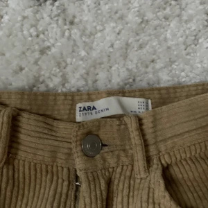 Zara byxa strl 34 - Dessa byxor är så coola och väldigt sköna! Storlek 34, men är väldigt stora i storleken🤎Jag brukar bära byxor i storlek 36-38 och dessa sitter väldigt bra. Beigea vida byxor med två fickor fram och två där bak🤎 Orginalpris 399:- men säljer för 200:-
