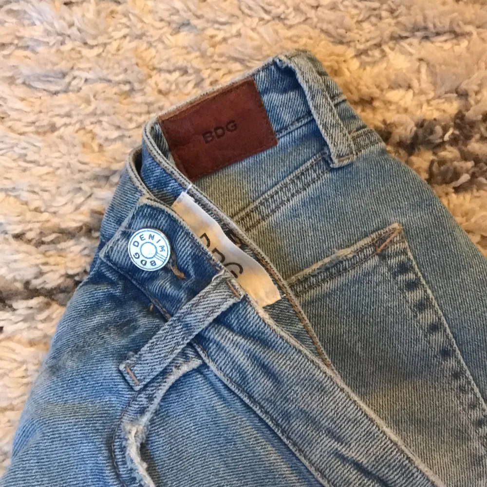 Jeansshorts från BDG (köpta på Urban outfitters) storlek xs. Bra skicka. Köparen betalar eventuell frakt. . Shorts.