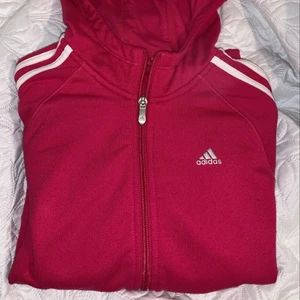 Adidas kofta  - Jättefin adidas kofta, färgen är verkligen jätte fin. Säljer den för att den aldrig kommer till användning för mig! Det går att frakta den! 