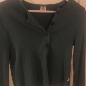 Grön kofta med svarta knappar från Urban outfitters. - Används fåtal gånger och i bra skick. Från Urban outfitters 