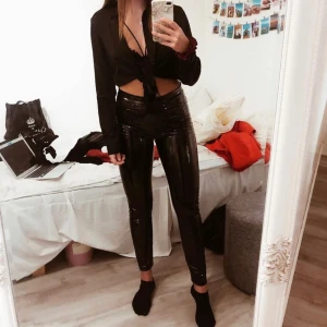 Madlady vinyl pants - Skitsnygga lackbyxor från Madlady storlek 40. Inte alls mycket använda! De är helt slutsålda på hemsidan, köpte mina för 499 kr men säljer för 200 + frakt 🥰