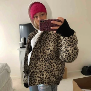 Vinterjacka - Varm jacka i leopardmönster. Bilderna är lånade av förra ägaren ❤️