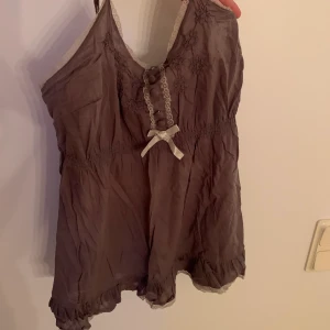  linne - Super gulligt linne, från cream strl 40 men passar mer 36.