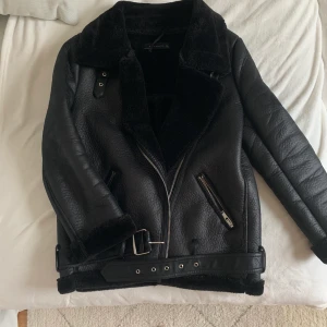 Jacka (oversized) Zara - Svart jacka från Zara, mycket gott skick 👌🏼🖤