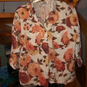 Blommig retro skjorta - Helt fantastisk retro-skjorta med underbart mönster. Stl 36. Äkta goding från 70-talet. 