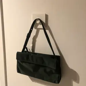 Jättefin mörkgrön väska, väldigt praktisk. Rosa på insidan. Inga skador, aldrig använd men inga lappar kvar. 