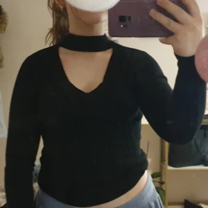 Shk Paris tröja - En stickad lång ärmad tröja från märket shk paris. Det är en äldre modell och finns därför inte längre i butik. Då det är ett dyrt märke ligger orginal priset runt 1000 kr och säljer den näst intill oanvänd för 350 kr (: