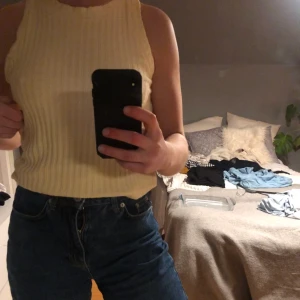 Jättegullig topp från mango - Gul topp från mango. Använt 1 gång i somras så fintfint skick! 