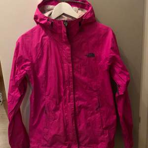 The North Face regnjacka i rosa tror att det är storlek small, pris 200 kr.                                        Kan skickas mot fraktkostnad, 66 kr📦