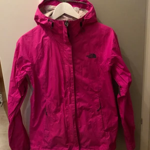 The North Face tunn regnjacka - The North Face regnjacka i rosa tror att det är storlek small, pris 200 kr.                                        Kan skickas mot fraktkostnad, 66 kr📦