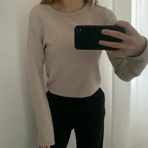 Zara tröja - Superfin beige tröja från zara med långa ärmar. Bara använd 1 gång så i väldigt bra skick 