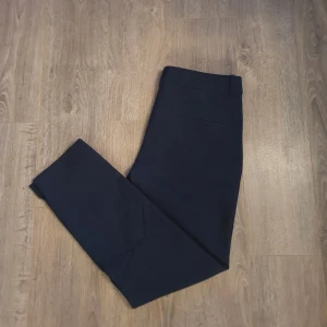 Kostymbyxor Zara - Mörkblåa kostymbyxor från Zara med liten slits nertill. De är ankelånga på mig som är 171. Superfina byxor men de har tyvärr blivit för små för mig.