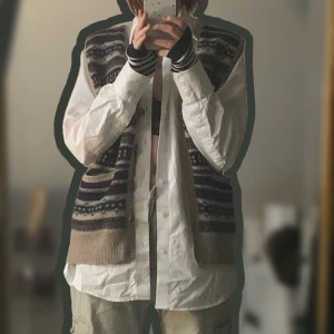 snygg väst!  - säljer nu denna supersöta stickade väst som jag köpte på erikshjälpen❤️ den är superbra kvalitet och personligen har jag knappt hunnit använda den🥺💕 väldigt dark academia😍 hade vart supersnygg till ett par bruna manchesterbyxor😋 köpare står för frakt!