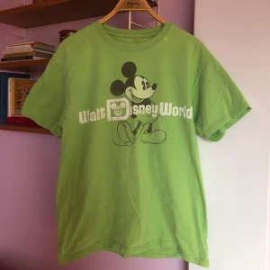 Vintage t-shirt - Grön tröja köpt secondhand. Den har en liten fläck, men den syns inte så mycket i verkligheten. Frakten ingår i priset!