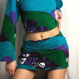 Kjol - Minikjol i stretchigt ”morgonrockstyg” om ni fattar vad jag menar. Jag har sytt den själv och är långt ifrån ett syproffs så den är inte perfekt men jag tycker den är jättefin på! +Frakt 55kr