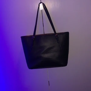 Väska - Snygg,stor, får plats med massa saker, skinn