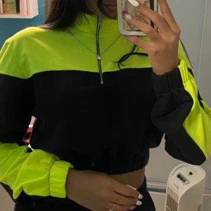 Boohoo - Neon gul o svart hoodie till magen med kedja, väldigt skön material och stretchig , Stl L men uppskattar det mer som S/M