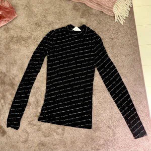 Långärmad tunn topp - Helt oanvänd! Beställde hem nyligen men den var för liten:( superskönt tunt material och så snygg! 