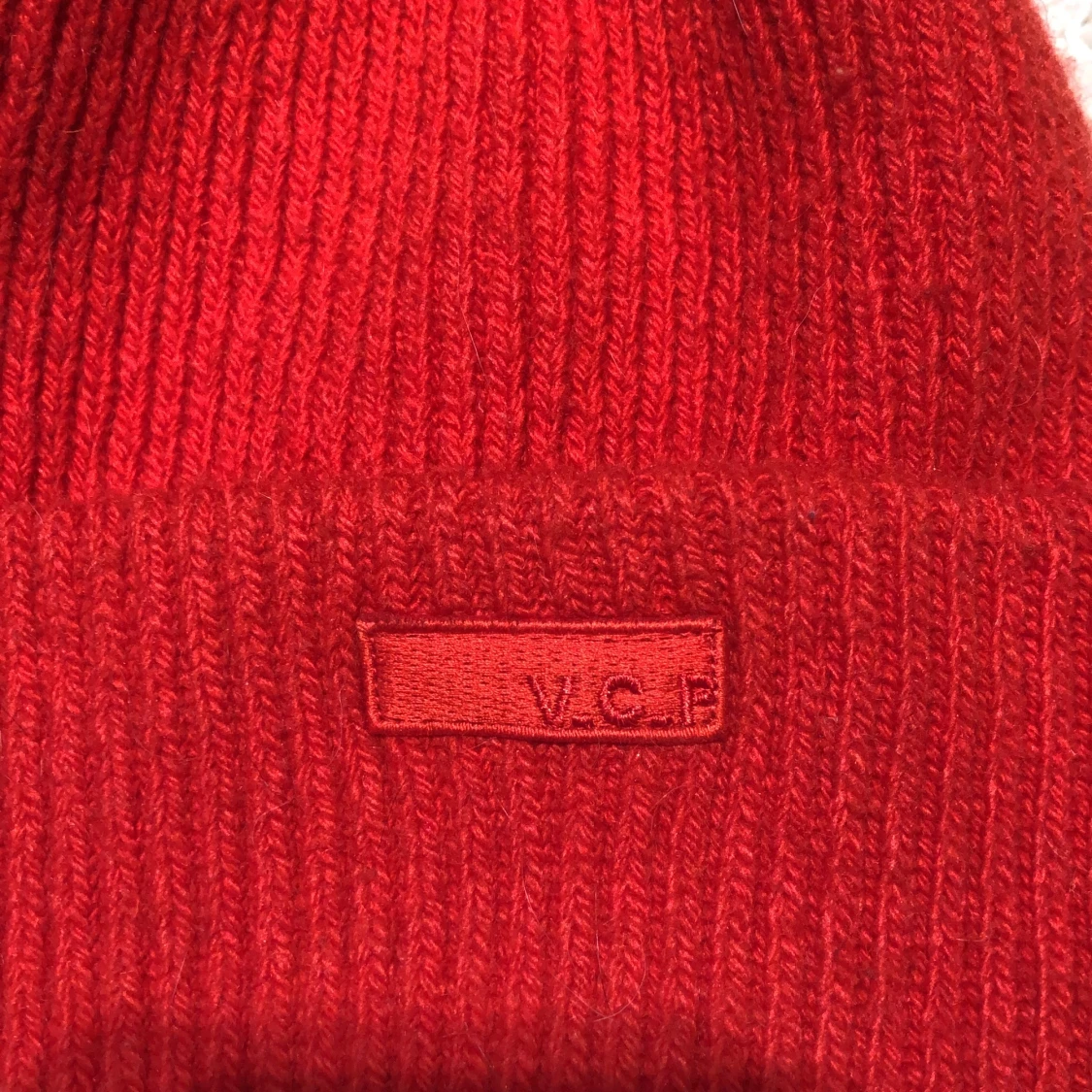 Stickad röd beanie/mössa  - 90